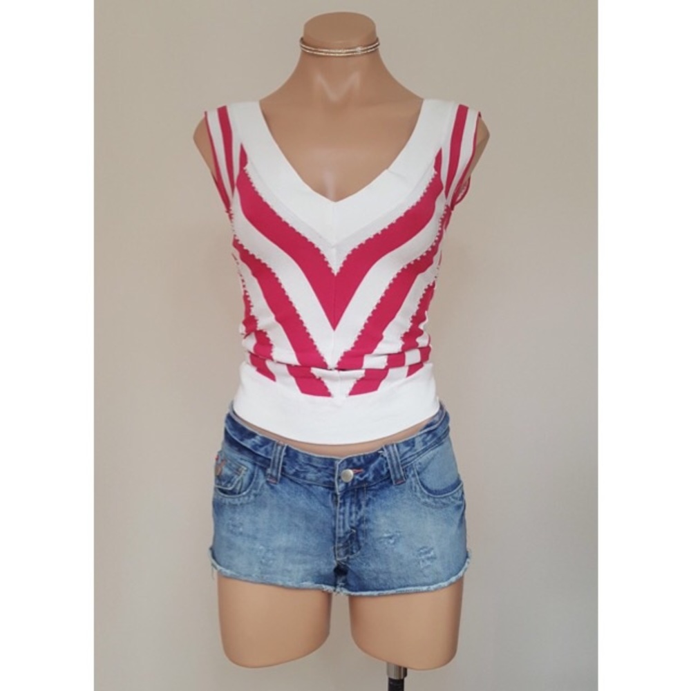 Sleeveless Chevron Print V-Neck Top
